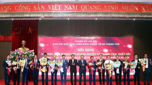 Phó Bí thư Thành ủy Hà Nội Nguyễn Văn Phong và Trưởng Ban Tổ chức Thành ủy Vũ Đức Bảo trao hoa và biểu trưng cho các chủ Doanh nghiệp có thành tích xuất sắc trong thực hiện Nghị quyết 09-NQ/TU